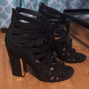 BLACK CHUNKY HEELS